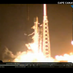Lanza SpaceX cohete que despliega 11 satélites y aterriza verticalmente