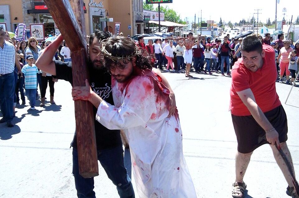 Reviven crucifixión del Cristo migrante