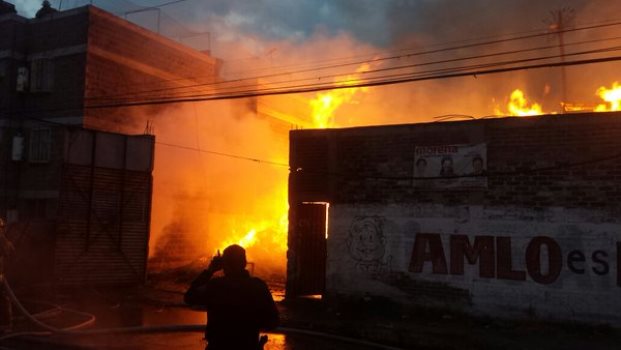 Controlan incendio en fábrica de Iztapalapa
