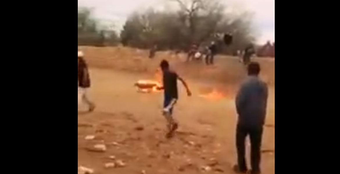 Jóvenes prenden fuego a un perro en San Luis Potosí y se burlan de él