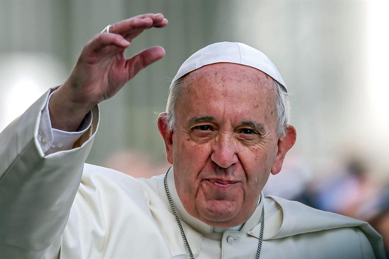 Papa pide respetar a gays, pero rechaza legalizar matrimonio
