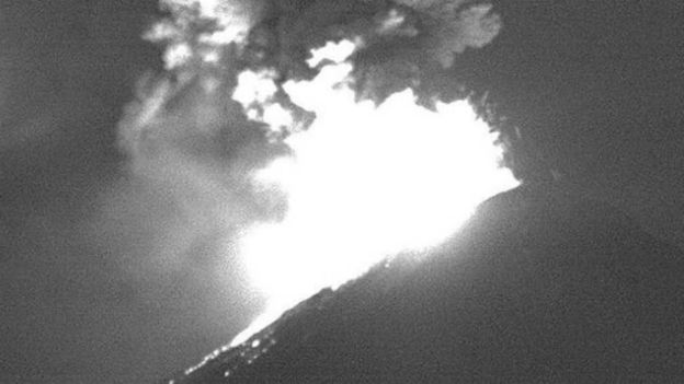 Expulsa Volcán Popocatépetl material incandescente